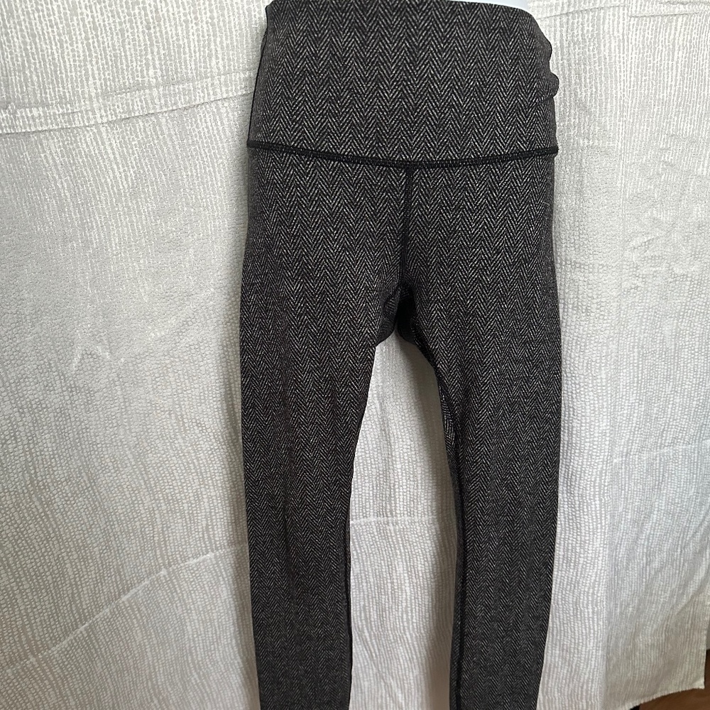 Lululemon, gray/black herringbone wunder under tights, size 4